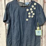 CeCe NWT  Women’s Flower Appliqué Denim Short Sleeve Blouse - Blue / Size Medium Photo 0