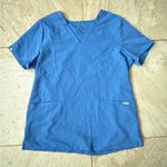 FIGS   Casma Three-Pocket Scrub Top Ciel Blue Short Sleeve scrub size LARGE Photo 2