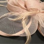 None Fascinator hat, blush pink, hair pin fastening, real feathers detail Photo 3