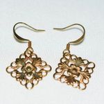 Source Unknown Fashionable Diamond Shape Filigree Gold Tone 1" Dangle Hook Y2K Earrings Photo 0