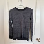 Lululemon  Swiftly Breathe Long Sleeve Size 4 Photo 3