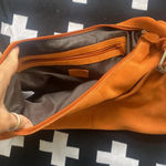 XOXO Orange suede shoulder bag with an organic rustic look Photo 5