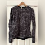 Lululemon  On Repeat Runderful Gray Camo Long Sleeve Top Size 8‎ EUC Photo 4