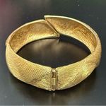 Vintage MONET Signed Brushed Textured Gold Tone Clamper Cuff Hinge Bracelet 51g. Photo 5