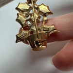 Avon Rhinestone Holly Berry Christmas Tree Holiday Brooch Pin Gold Tone & Enamel Photo 4