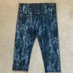 Alo Yoga ⭐️  Airbrush Python Snakeskin Capri Leggings Black & Grey in size small Photo 0