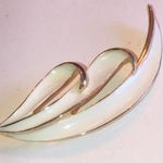 Vintage White Enamel Gold Tone Retro Brooch Shoulder Pin Photo 1
