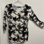 Rose + Olive  Monochrome Abstract 3/4 sleeve Top with ruched sleeves and sides Photo 0