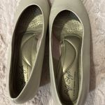 Size 7.5 wide shoes • soft style Photo 3