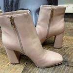 Jennifer Lopez  Camel Boots Photo 4