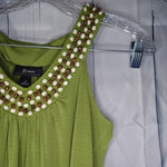 B. Wear  sleeveless V-neck top with wooden beads neckline Photo 3