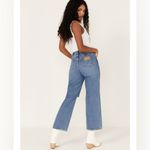 Wrangler  Women’s High Rise Relaxed Mom Jeans. Medium Wash. Size 27. Photo 2