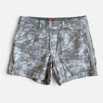 Spanx Twill 6” Camo Shorts in Size Large Photo 3