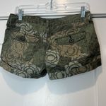 Decree  Women's Olive Patterned Cargo Shorts size 7. Photo 3