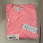 Alo Yoga  NWT Accolade Crew Neck Pullover Neon Bubblegum Size M SOLD OUT COLOR Photo 3