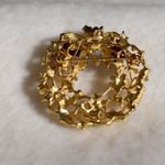 Source Unknown Rare Vintage Christmas Wreath Gold Tone Bow with Berries/Holly Brooch Photo 2