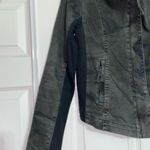 Super cute womens boutique camo jacket size small worn once Green Photo 1