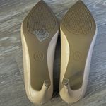 Michael Kors Dorothy Flex Leather Pump is a size 6.5. Photo 8