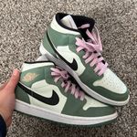 Jordan 1 Dutch Green Mids Photo 0