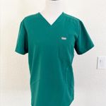 FIGS Women's Green V-Neck Short Sleeve Top Photo 0