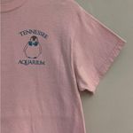 Gildan  Tennessee Aquarium pink logo womens T-shirt size M Photo 4