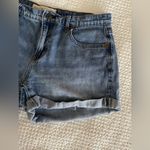 Gap Women’s Best Girlfriend Short Mid Rise Medium Wash Denim Photo 4