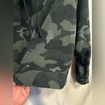 Old Navy  Women’s Camo Funnel Neck Cropped Hoodie size XL Photo 5