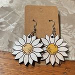 Handmade NWT  Wooden Painted Daisy Floral Dangle Earrings Photo 1