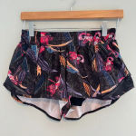 Lululemon Hotty Hot Low-Rise Lined Short 2.5"
Veiled Floral Photo 0