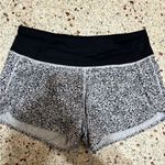 Lululemon Run Times Short (4-way Stretch 4") Ditsy Daisy White Black / Black Photo 5