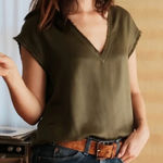 CALI BY CALLI DREAMING Top Womens X Small Green James Raw Edge V Neck Shirt Size XS Photo 0