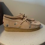 Clarks  Wallabee Boot Lace Up Chukkas In Taupe Floral Embroidery Size 8.5 Anthro Photo 3