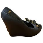 Melissa  Queen Black Peep Toe Wedge Shoes Rubber Bow Gold Tone 4" heel Sz 8 Photo 3