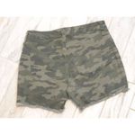 Universal Threads NEW Universal Thread women's size 6 28" waist High Rise Midi Green camo shorts Photo 3