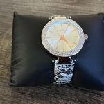 Kendall + Kylie watch Photo 0