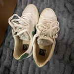 VEJA  Women's Classic White and Green Sneakers Photo 2