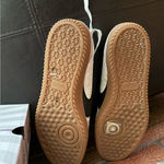 Skechers  White and Black Hotshot court Athletic Shoes Sz 7.5 Photo 2