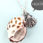 CLAM SHELL AND CONCH SHELL PENDANT NECKLACE Photo 1