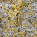 Liz Claiborne BRAND LIGHT YELLOW AND WHITE FLORAL DESIGN V NECK 4 BUTTONS Photo 4