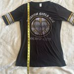 Boston Girls Are Wicked Cute Black & Yellow Graphic Tee Size Medium Photo 2