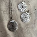 SET: Matching silver metal disc earrings & necklace Photo 7