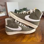 Nike Women’s  Mid ‘77 Blazer High Top Size 7 Olive Green Holiday Gift Shoe Photo 4