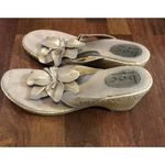 Born concept Women’s  BOC Size 10 Gold Leather Flower Straw Wedge Thong Sandals Photo 1