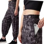 Athleta  Size 10 Floral Grayscale Printed High Rise Savannah Jogger Photo 1