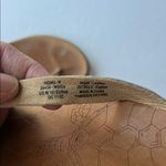 Olukai Woman’s Thong Flip Flop White and Tan Summer Sandals, size 10 ✔️ Photo 4