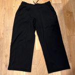 Athleta  medium cropped‎ 49% polyester 43% modal 9% spandex cropped sweatpants Photo 0