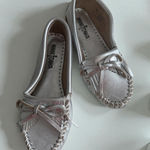 Minnetonka  Silver Leather Moccasins Flats Size US 6 Photo 0