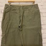 I. L. U. Women’s Adjustable Cargo Capris Size 13 Green Tan Photo 3