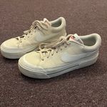 Nike  Women's Court Legacy Lift platform sneakers Photo 2