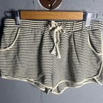 Mod Ref  stripped shorts and top lounge set in size Medium. Photo 6
